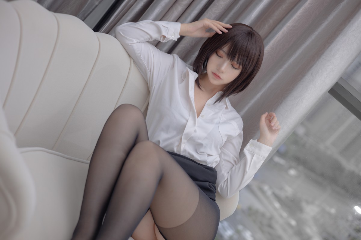 xgyw.top_网络美女疯猫ss黑丝OL主题私房性感白衬衣配黑短裙露开档黑丝撩人诱惑写真40P