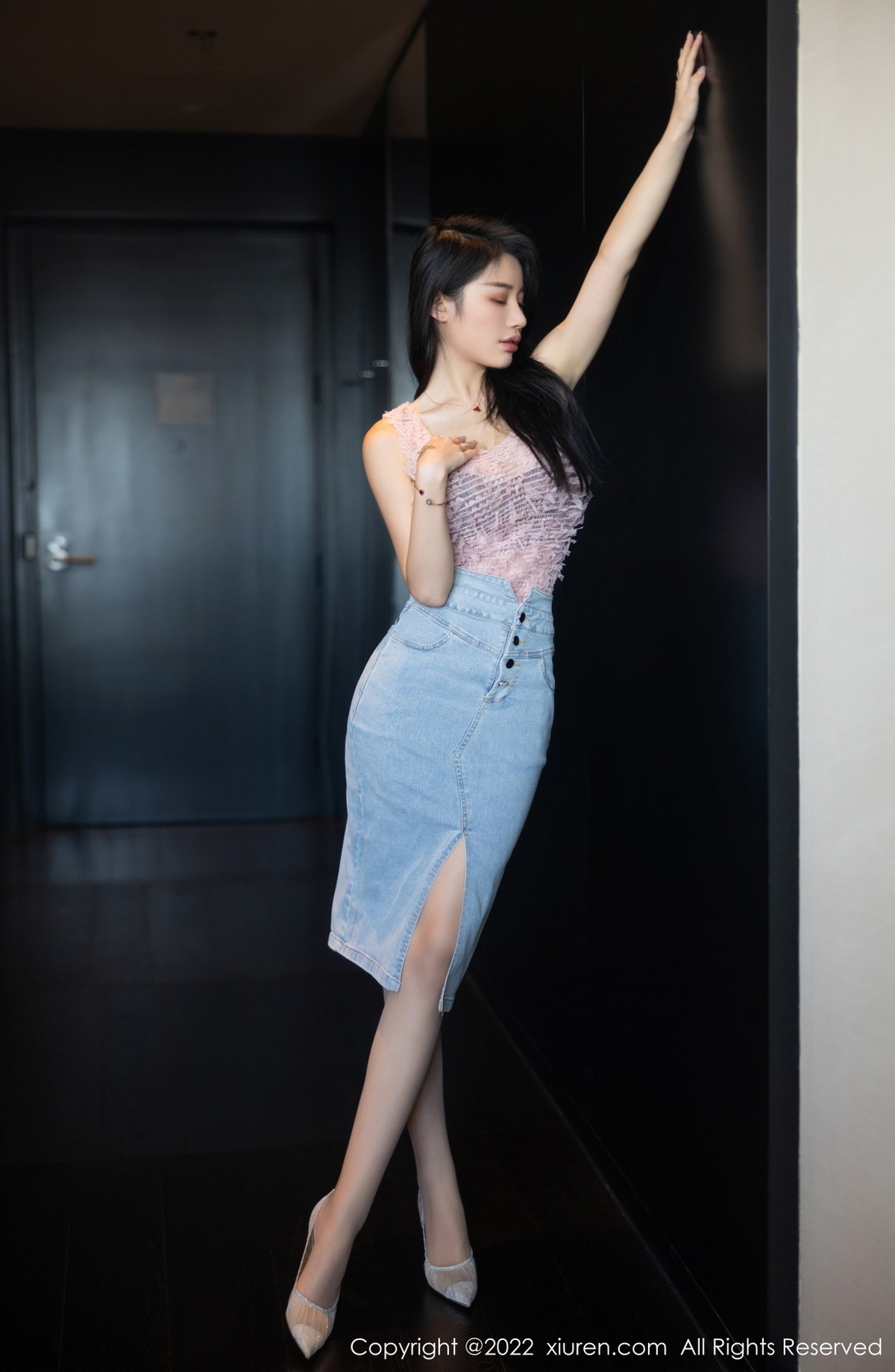 xgyw.top_XiuRen第5489期_模特美七Mia西双版纳旅拍私房半脱露黑色蕾丝内衣惹火诱惑写真97P