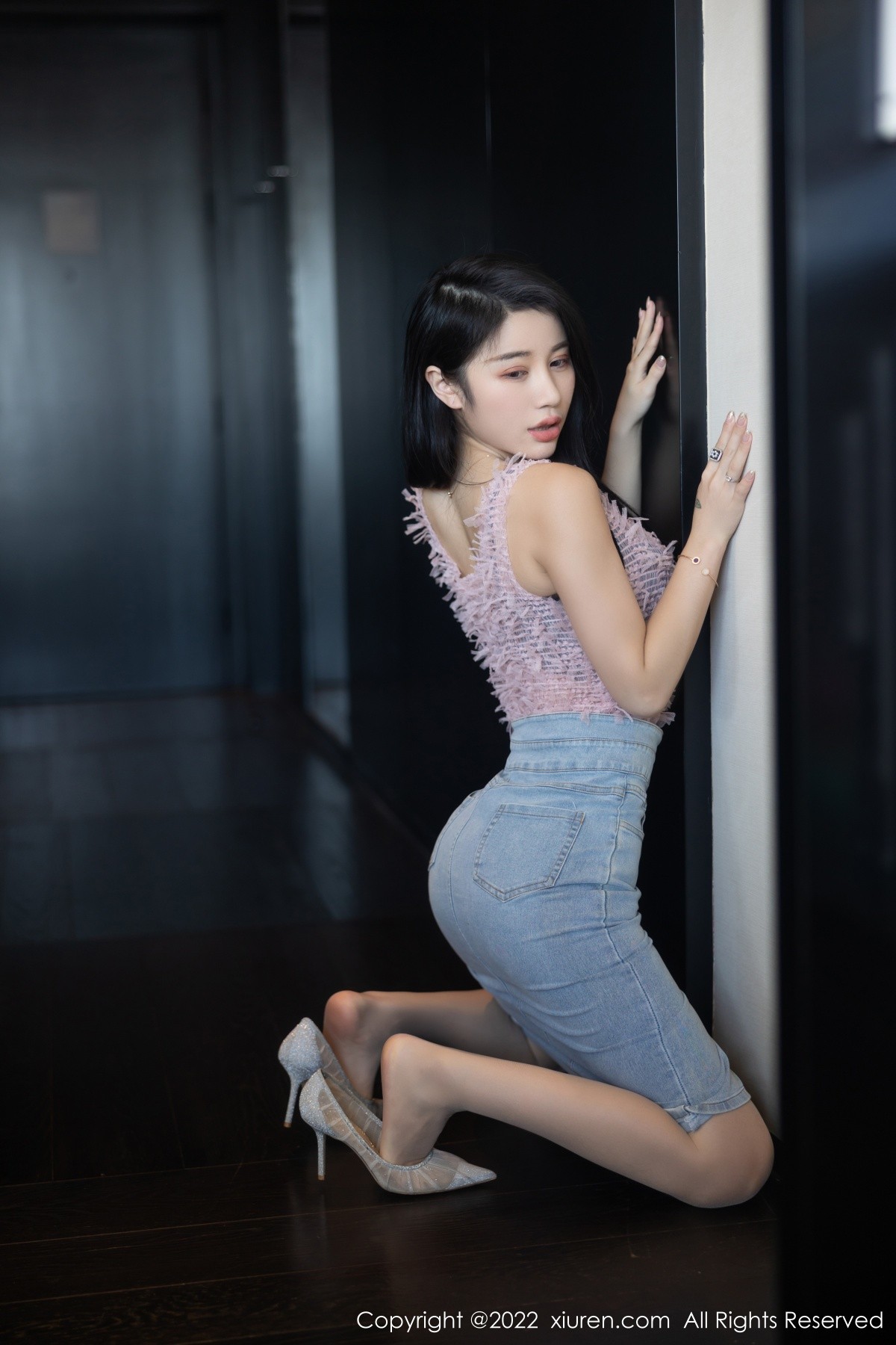 xgyw.top_XiuRen第5489期_模特美七Mia西双版纳旅拍私房半脱露黑色蕾丝内衣惹火诱惑写真97P