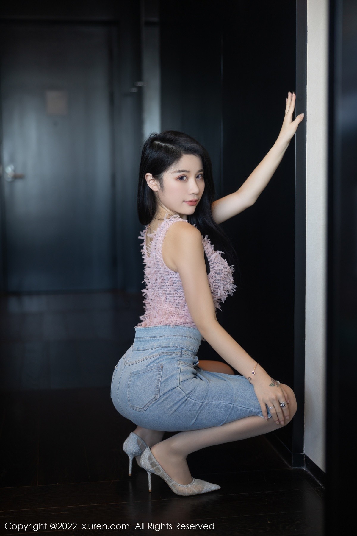 xgyw.top_XiuRen第5489期_模特美七Mia西双版纳旅拍私房半脱露黑色蕾丝内衣惹火诱惑写真97P