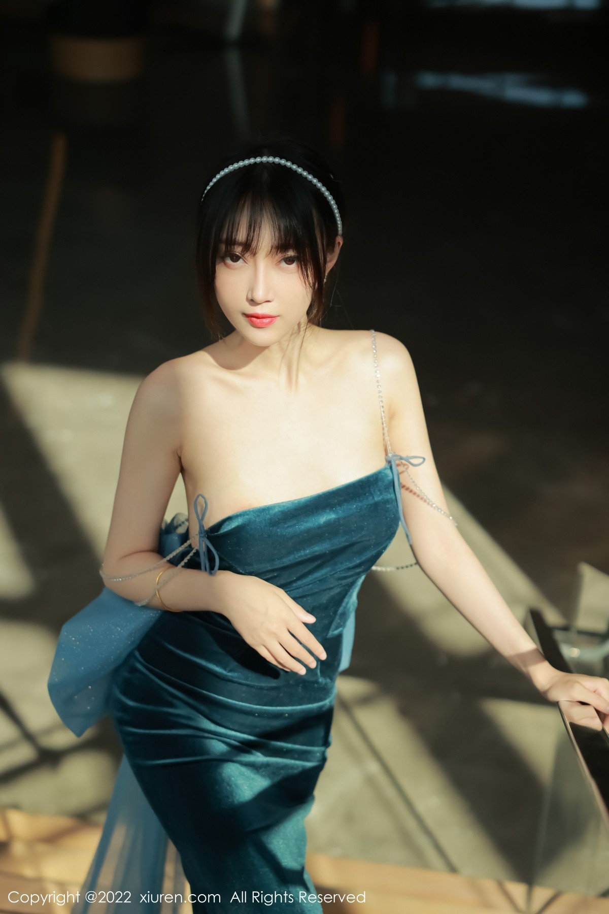 xgyw.top_XiuRen第5493期_模特玥儿玥er香格里拉旅拍暗绿色吊带长裙秀完美身材诱惑写真59P