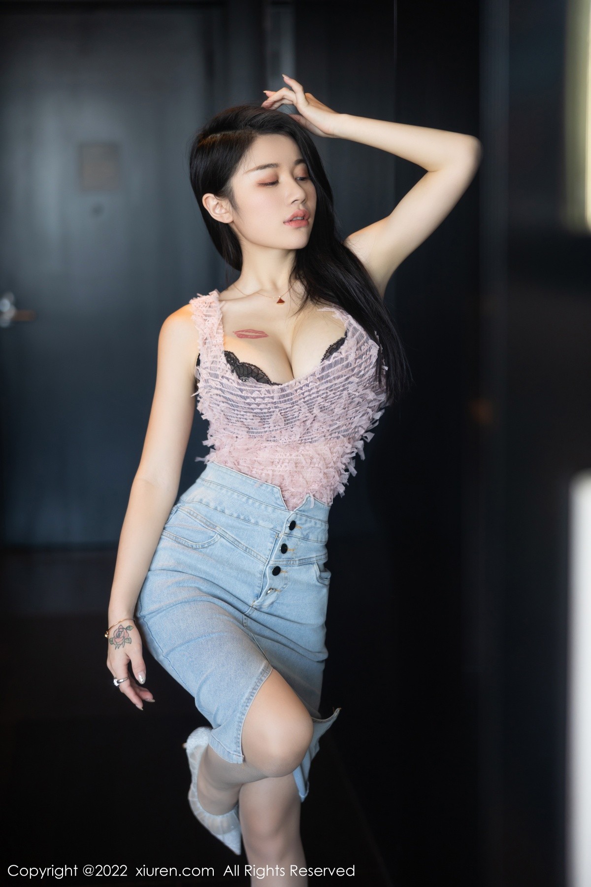 xgyw.top_XiuRen第5489期_模特美七Mia西双版纳旅拍私房半脱露黑色蕾丝内衣惹火诱惑写真97P