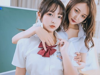 小妹美校花楽板真冬百合教室主题教室里师生情主题性感白T配黑色丝袜袜骚扰写真150P