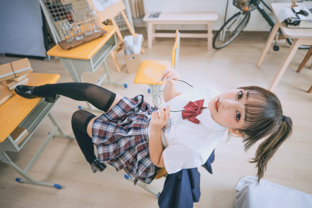 xgyw.top_萝莉美女神楽板真冬百合教室主题教室里师生情主题性感白T配黑丝袜诱惑写真150P