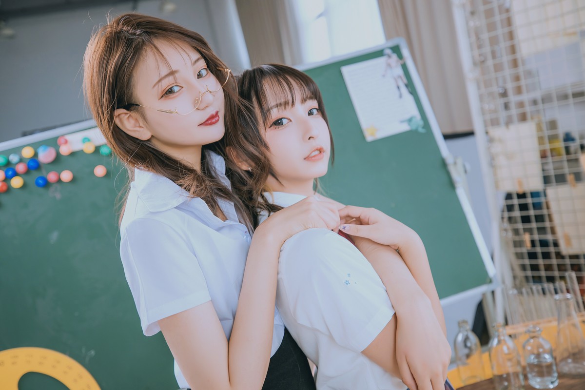 xgyw.top_萝莉美女神楽板真冬百合教室主题教室里师生情主题性感白T配黑丝袜诱惑写真150P