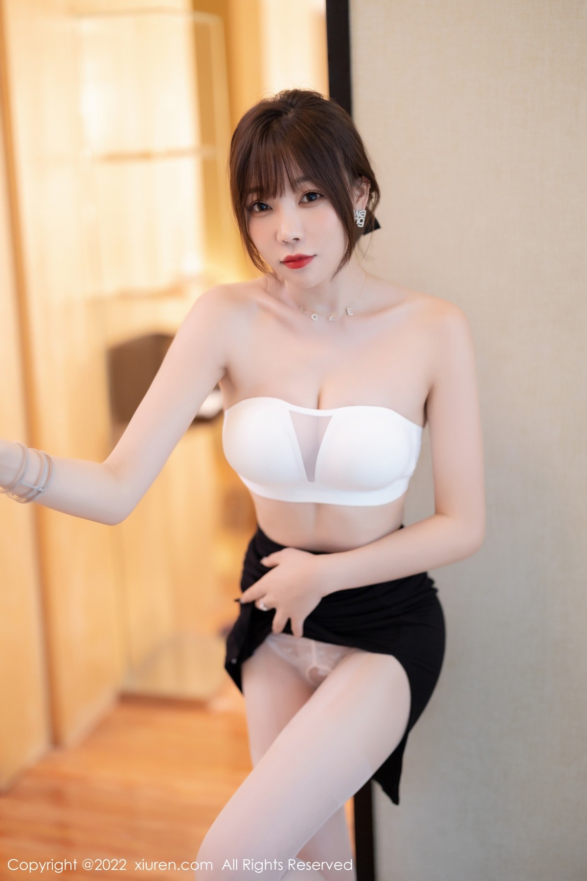 xgyw.top_XiuRen第5500期_女神徐莉芝Booty性感服饰配黑短裙露白色内衣原色丝袜诱惑写真80P