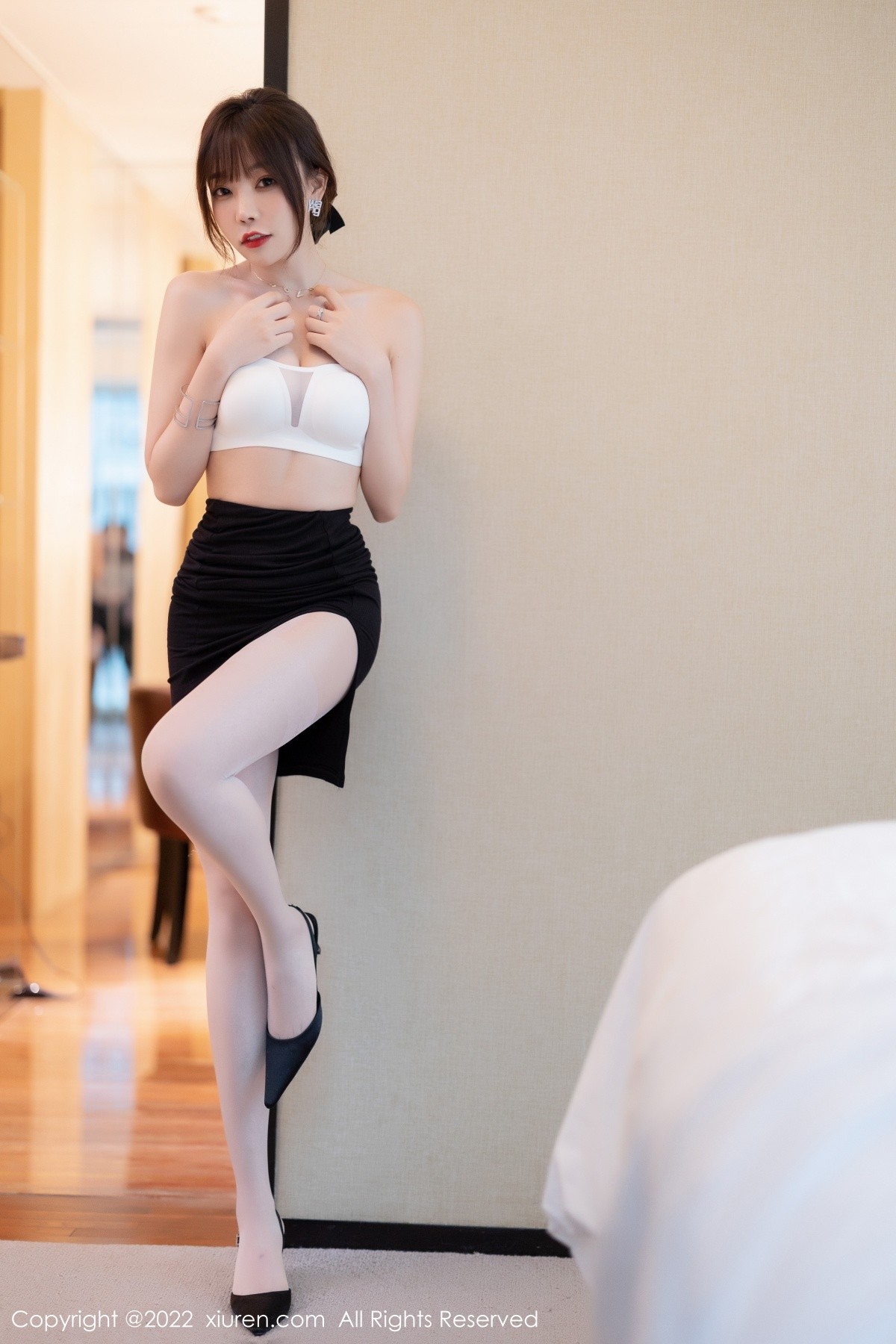 xgyw.top_XiuRen第5500期_女神徐莉芝Booty性感服饰配黑短裙露白色内衣原色丝袜诱惑写真80P
