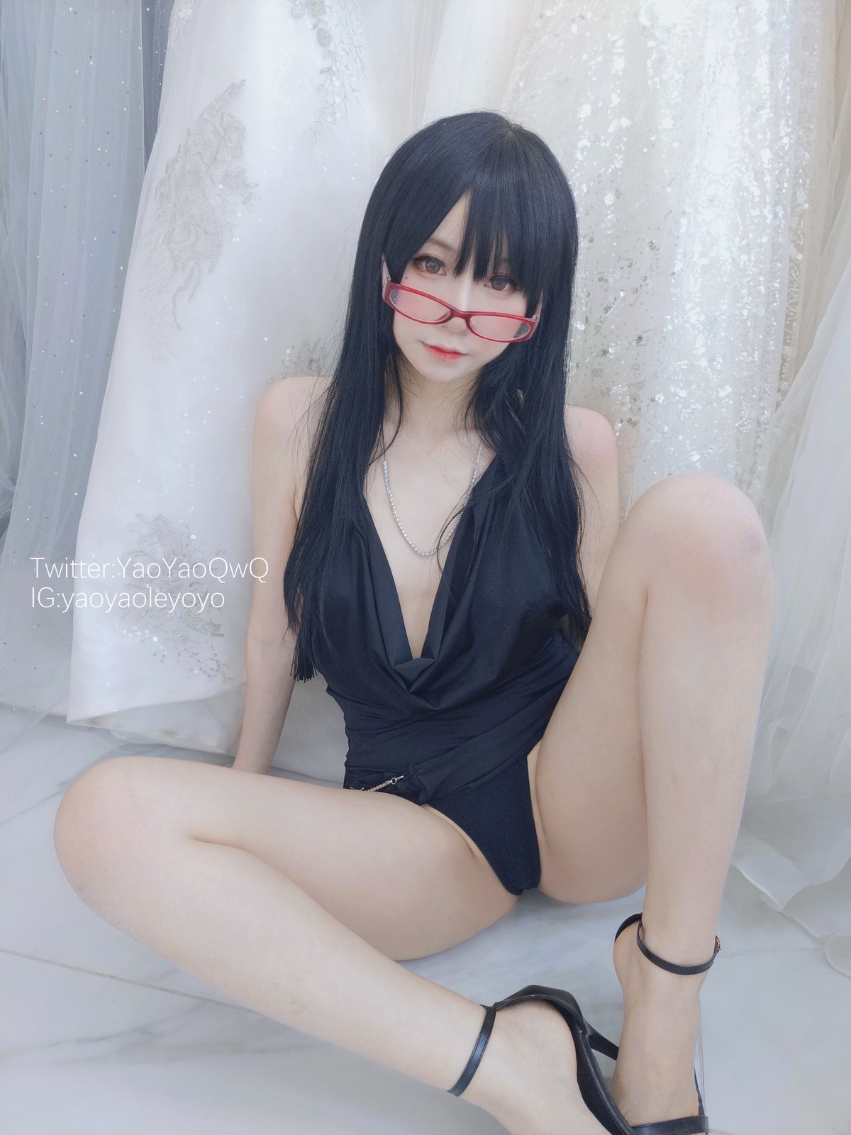 xgyw.top_网络美女软妹摇摇乐和姐姐一起玩吧主题性感黑色礼裙半脱露豪乳遮点诱惑写真32P