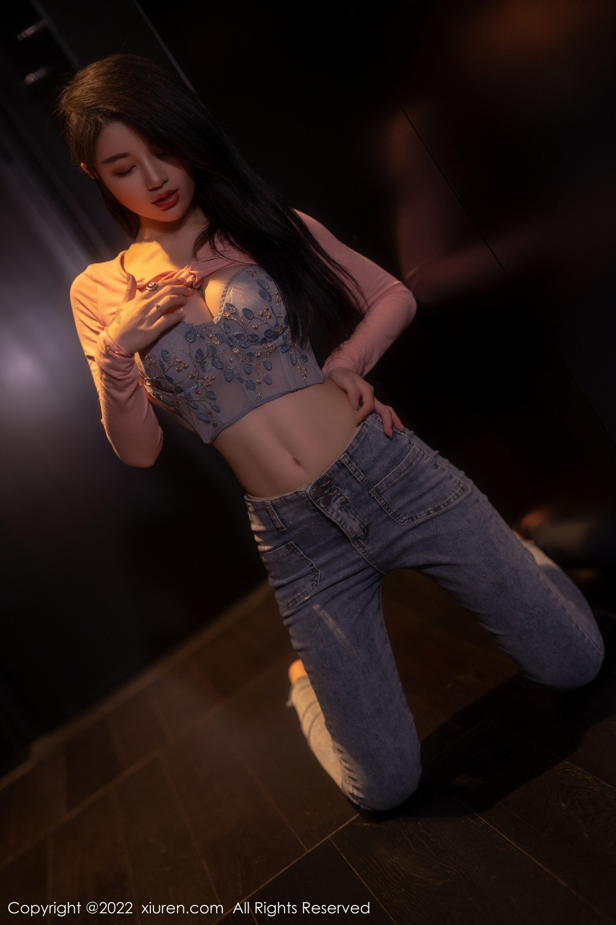 xgyw.top_XiuRen第5506期_模特美七Mia西双版纳旅拍粉色上衣配牛仔裤露性感内衣诱惑写真65P