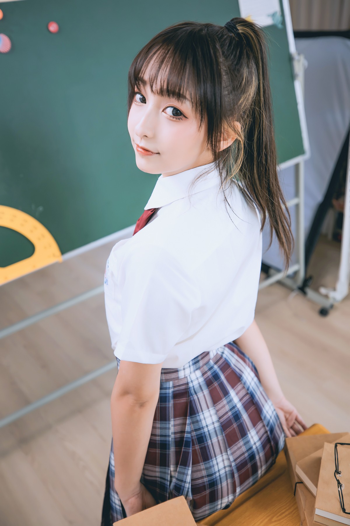 xgyw.top_萝莉美女神楽板真冬百合教室主题教室里师生情主题性感白T配黑丝袜诱惑写真150P