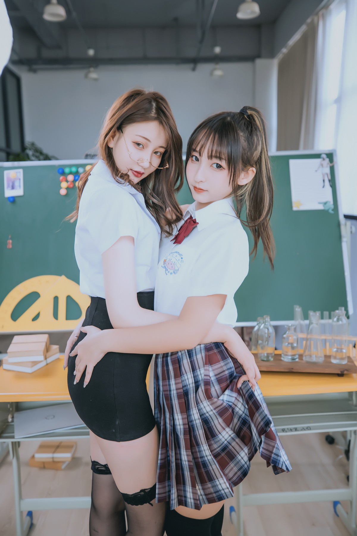 xgyw.top_萝莉美女神楽板真冬百合教室主题教室里师生情主题性感白T配黑丝袜诱惑写真150P