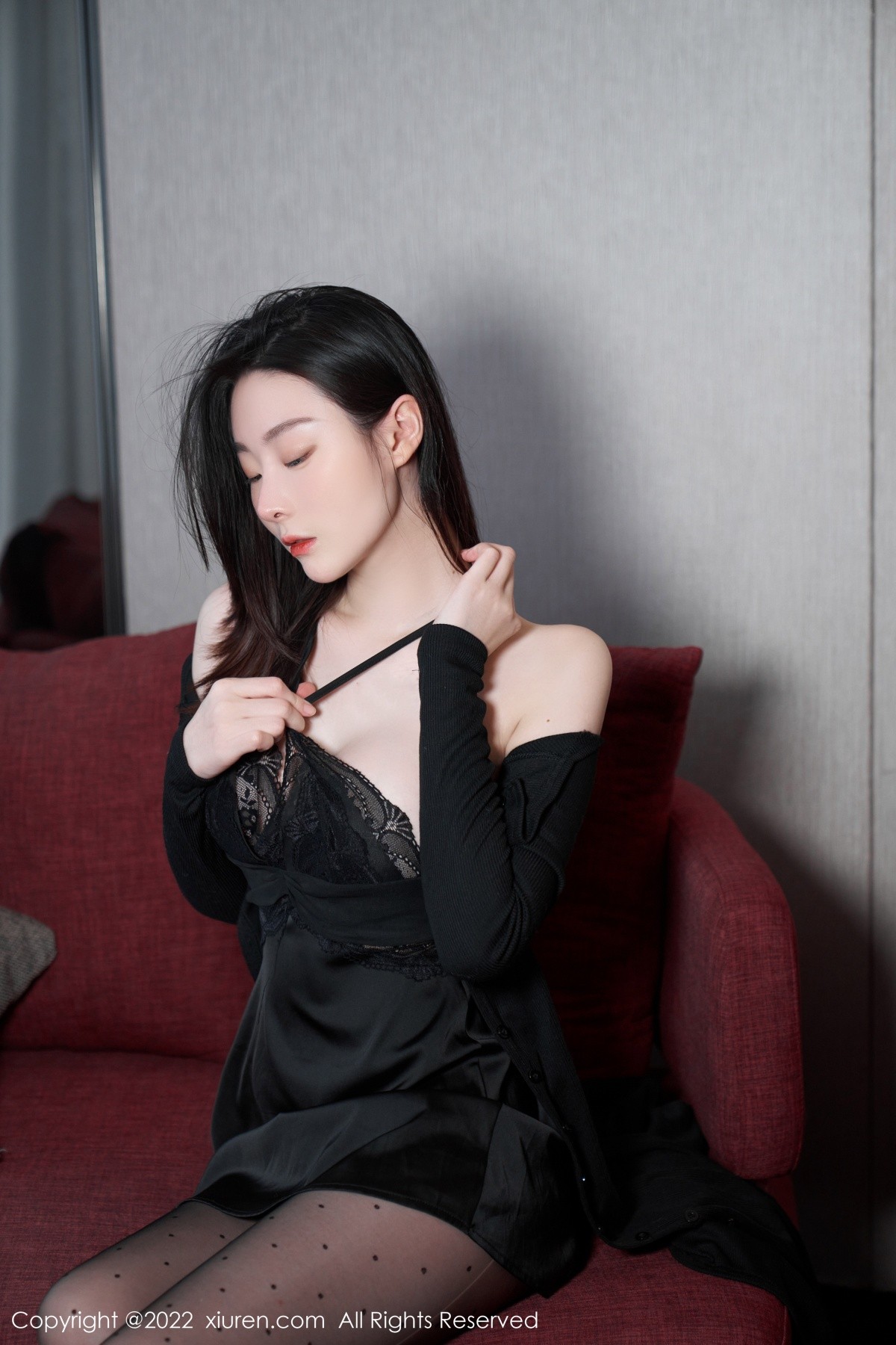 xgyw.top_XiuRen第5529期_模特是小逗逗心愿旅拍脱黑色露肩连衣长裙露蕾丝内衣诱惑写真92P