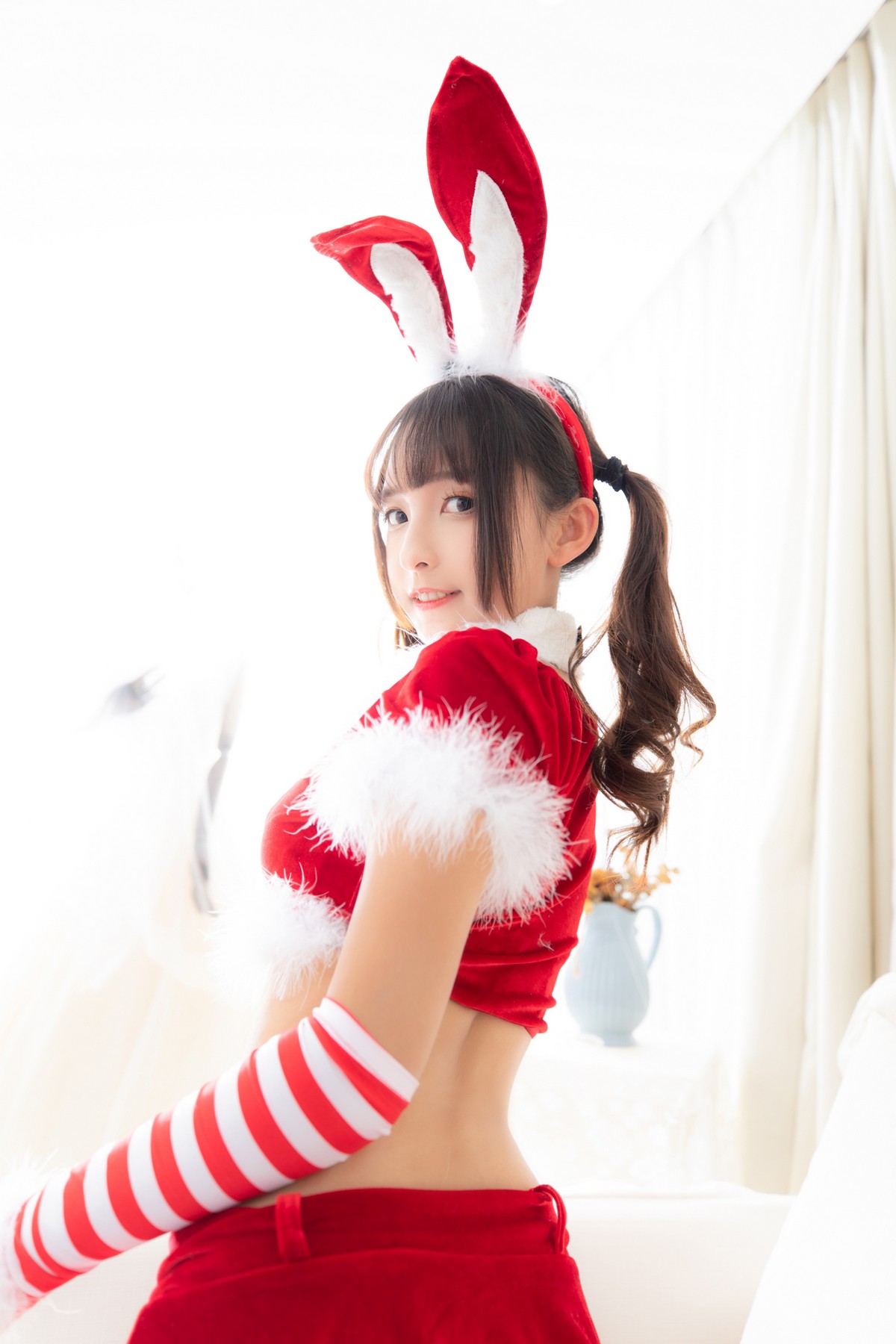 xgyw.top_萝莉美女神楽坂真冬圣诞皇后主题红色皮质开胸连体衣配黑皮袜完美诱惑写真150P