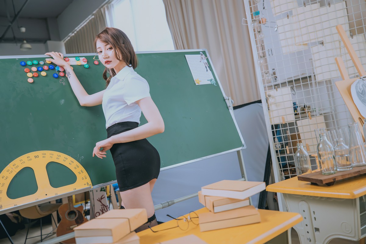xgyw.top_萝莉美女神楽板真冬百合教室主题教室里师生情主题性感白T配黑丝袜诱惑写真150P
