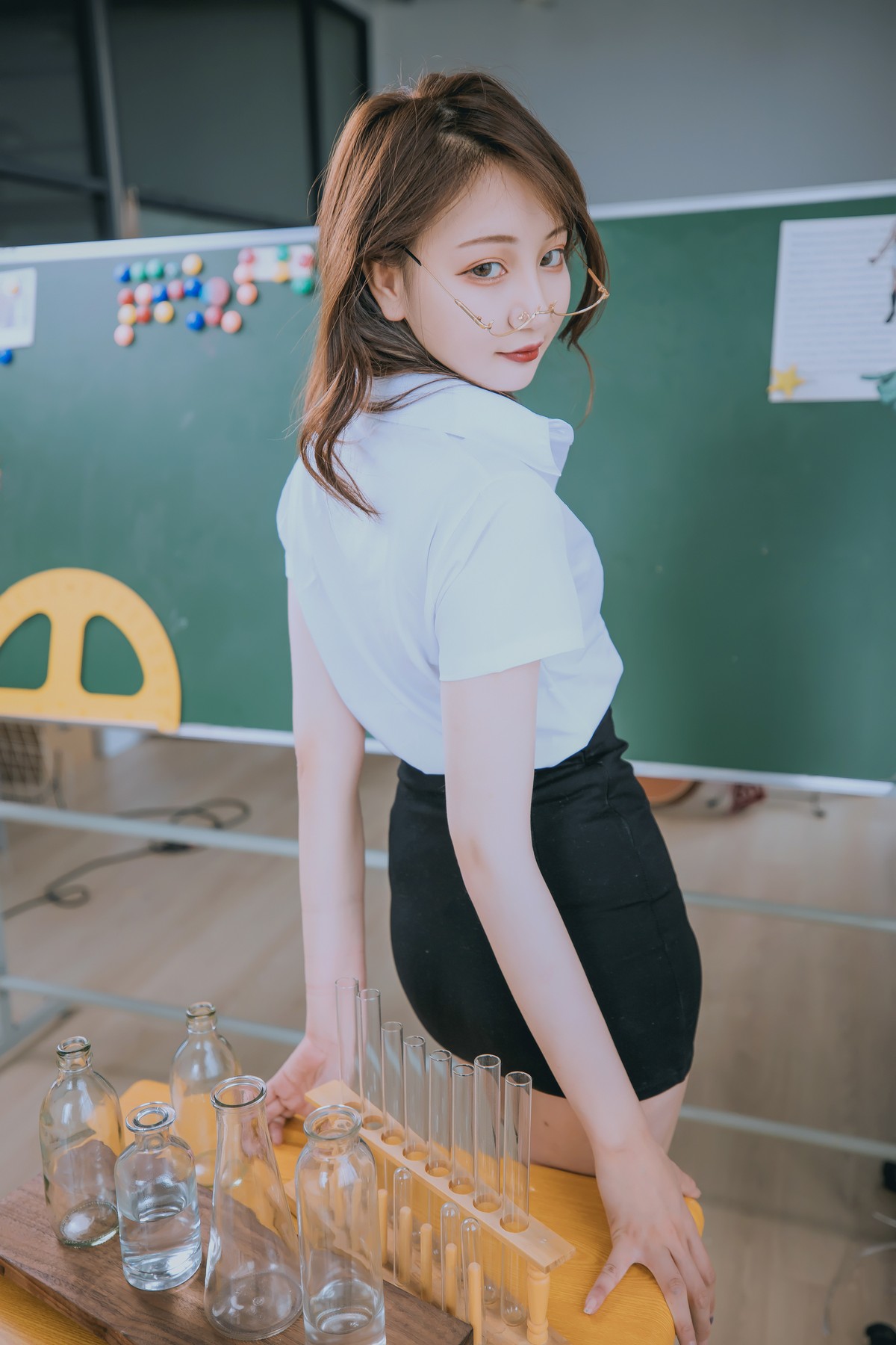 xgyw.top_萝莉美女神楽板真冬百合教室主题教室里师生情主题性感白T配黑丝袜诱惑写真150P