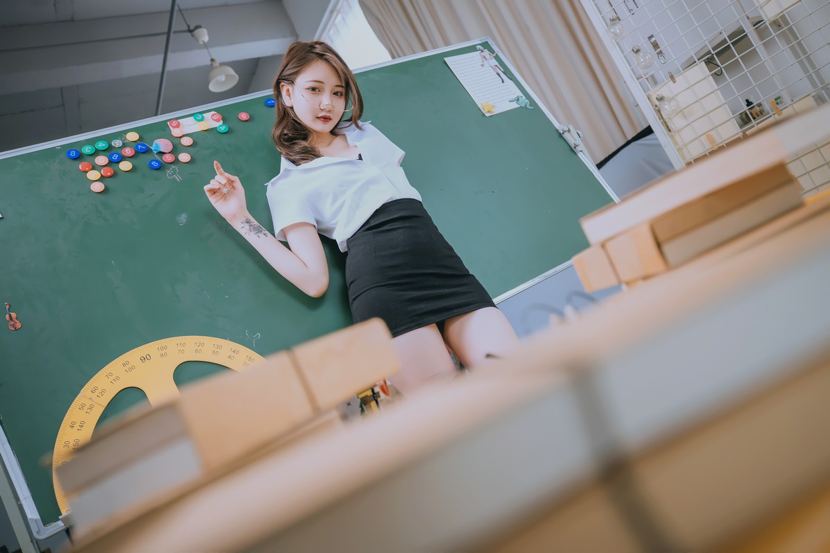 xgyw.top_萝莉美女神楽板真冬百合教室主题教室里师生情主题性感白T配黑丝袜诱惑写真150P