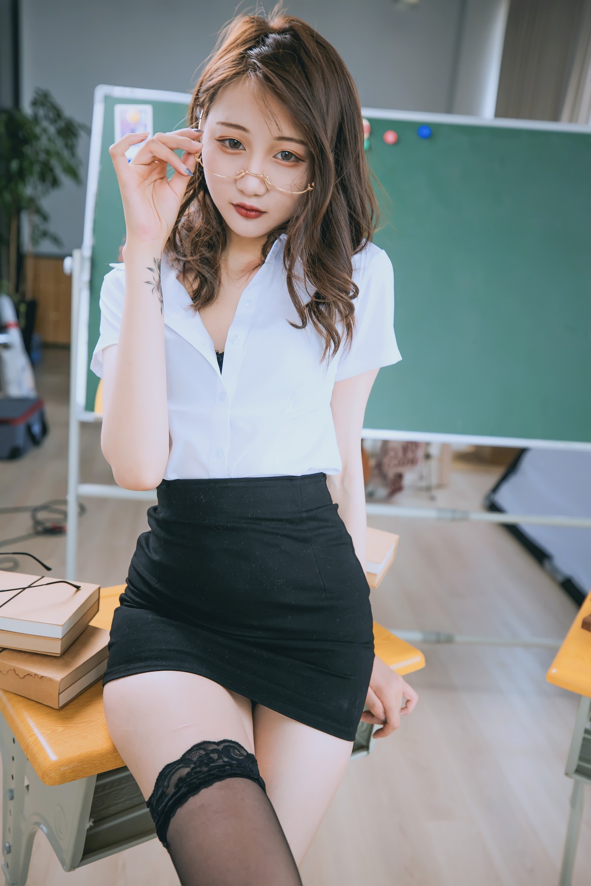 xgyw.top_萝莉美女神楽板真冬百合教室主题教室里师生情主题性感白T配黑丝袜诱惑写真150P