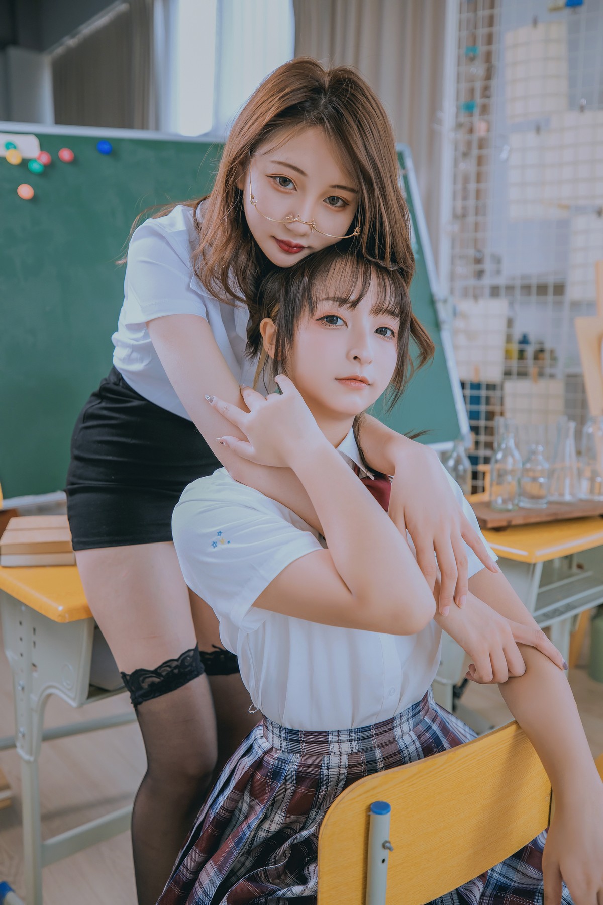 xgyw.top_萝莉美女神楽板真冬百合教室主题教室里师生情主题性感白T配黑丝袜诱惑写真150P