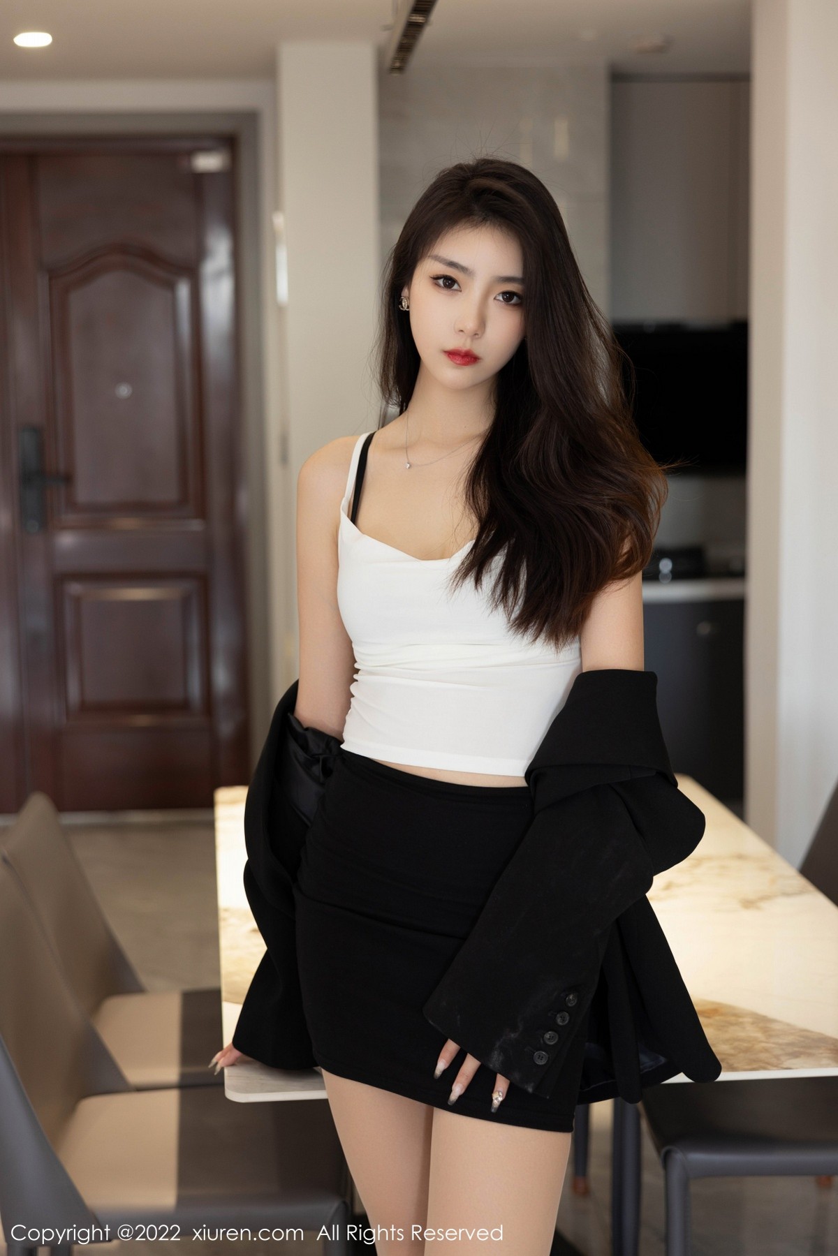 xgyw.top_XiuRen第5530期_模特可乐Vicky性感白T配黑短裙露超薄肉丝秀翘臀美腿诱惑写真63P