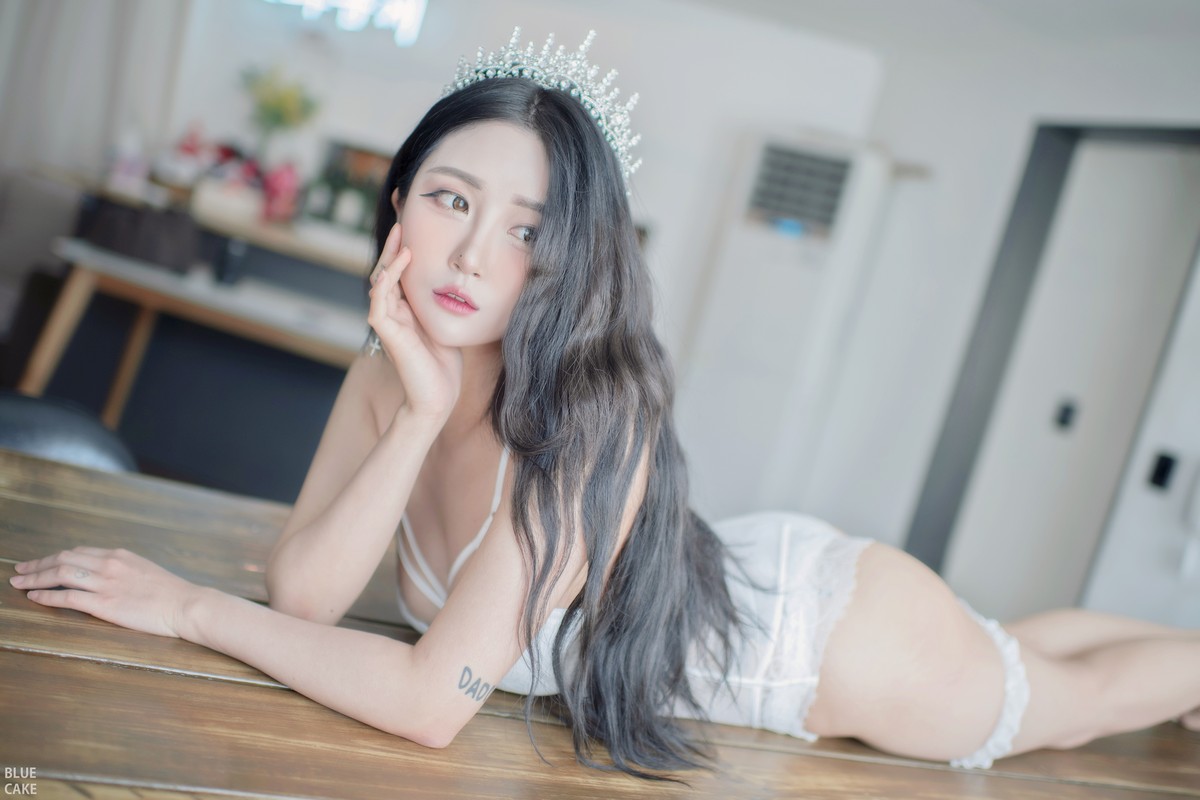 xgyw.top_[Bluecake]Bomi-Happy Bomiday主题私房性感白色情趣内衣秀完美身材诱惑写真95P