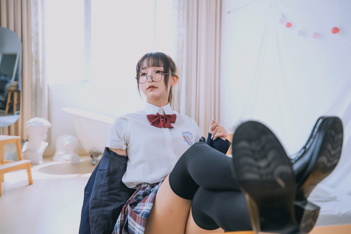 xgyw.top_萝莉美女神楽板真冬百合教室主题教室里师生情主题性感白T配黑丝袜诱惑写真150P