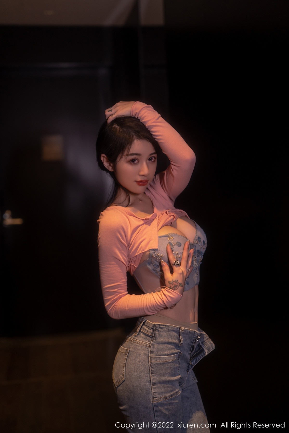 xgyw.top_XiuRen第5506期_模特美七Mia西双版纳旅拍粉色上衣配牛仔裤露性感内衣诱惑写真65P
