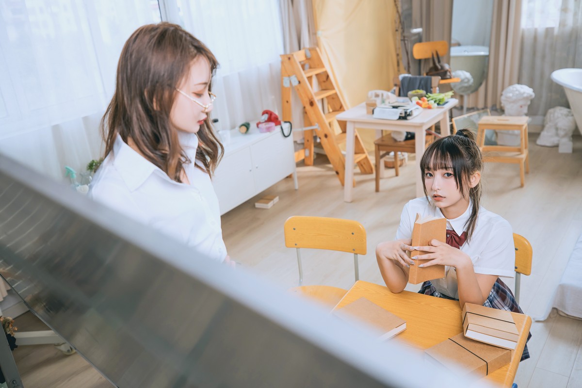 xgyw.top_萝莉美女神楽板真冬百合教室主题教室里师生情主题性感白T配黑丝袜诱惑写真150P