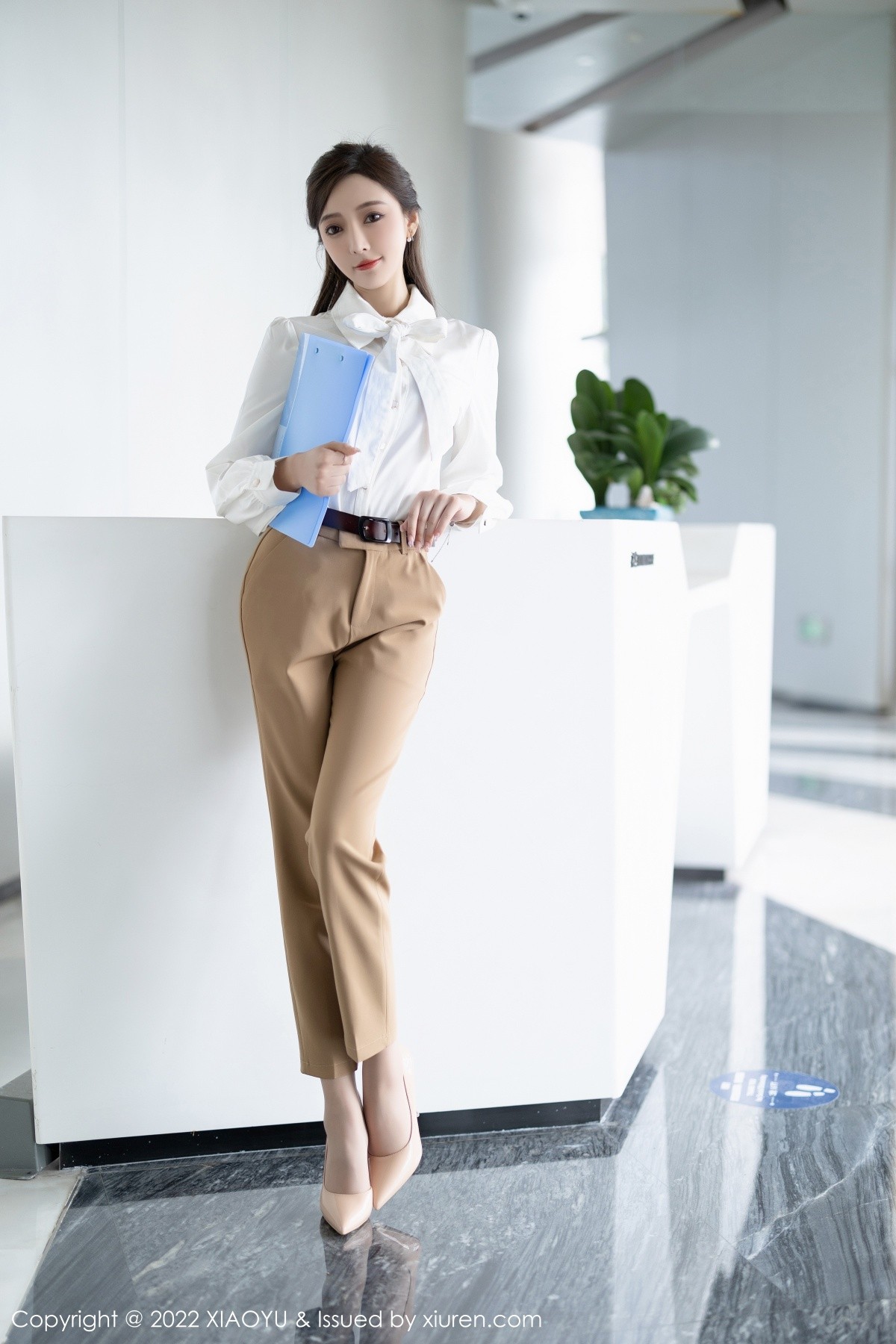 xgyw.top_[XiaoYu画语界]Vol.852_女神王馨瑶yanni性感白T配长裤半脱露粉色蕾丝内衣惹火诱惑写真81P