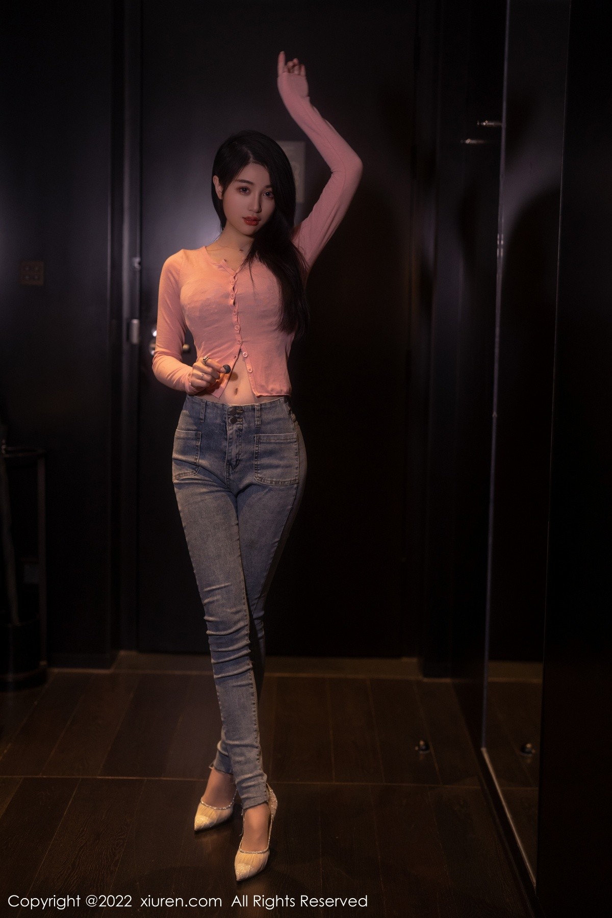 xgyw.top_XiuRen第5506期_模特美七Mia西双版纳旅拍粉色上衣配牛仔裤露性感内衣诱惑写真65P