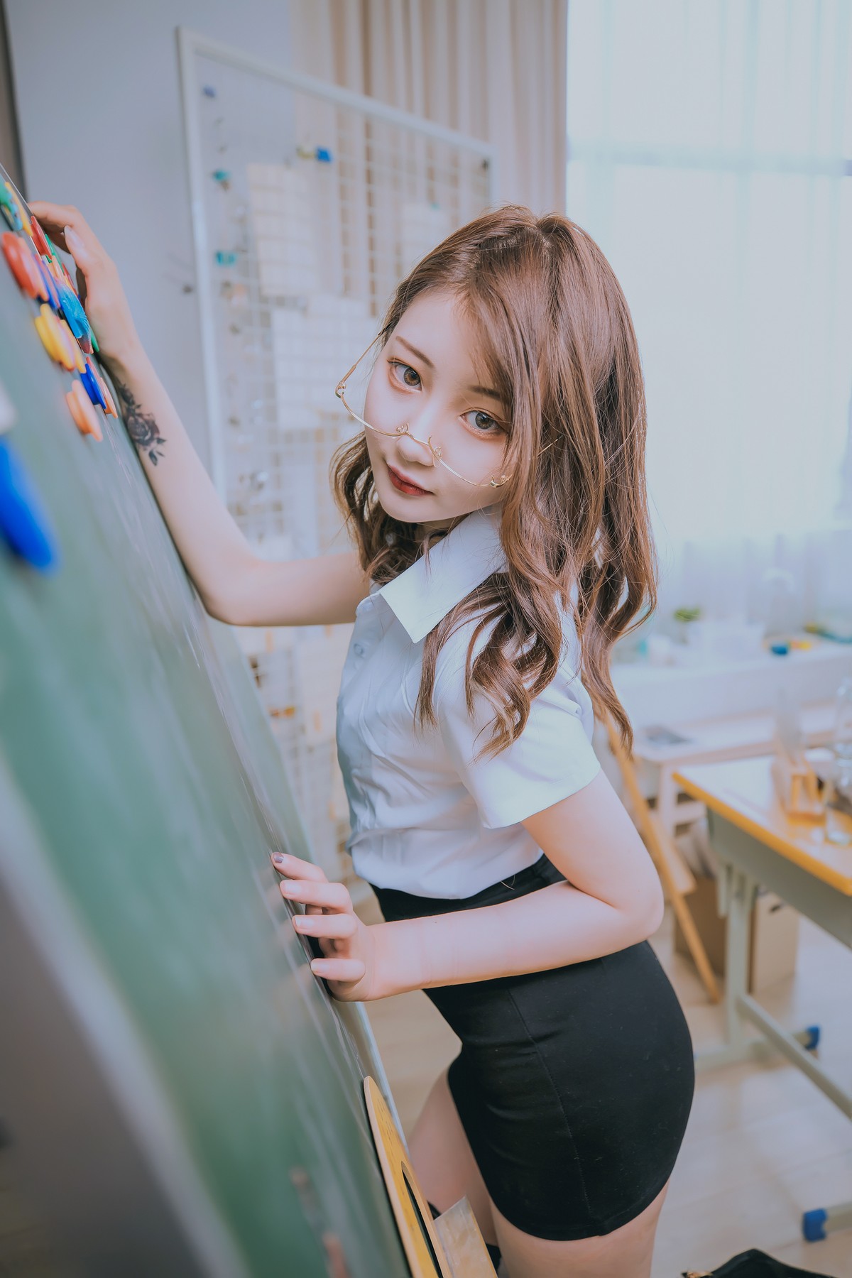 xgyw.top_萝莉美女神楽板真冬百合教室主题教室里师生情主题性感白T配黑丝袜诱惑写真150P