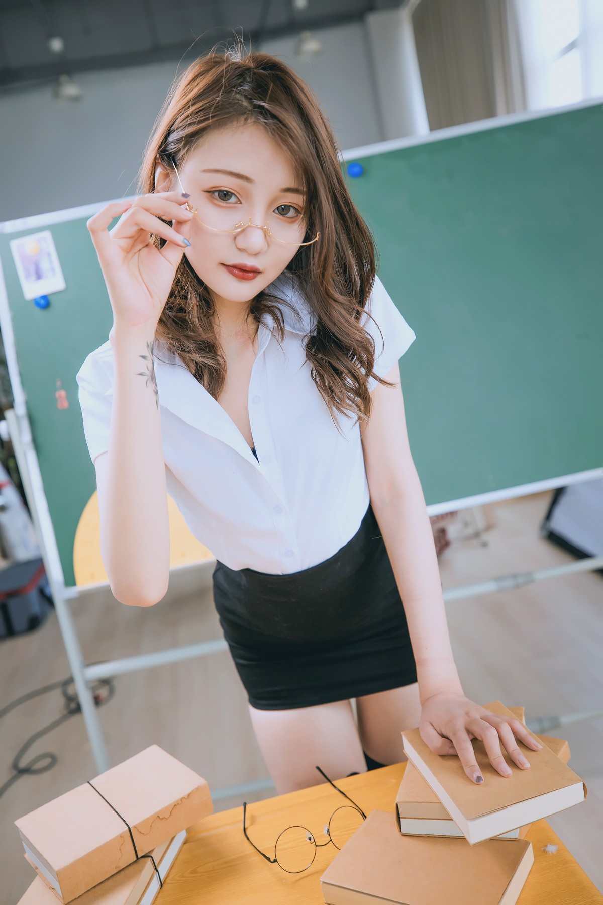 xgyw.top_萝莉美女神楽板真冬百合教室主题教室里师生情主题性感白T配黑丝袜诱惑写真150P