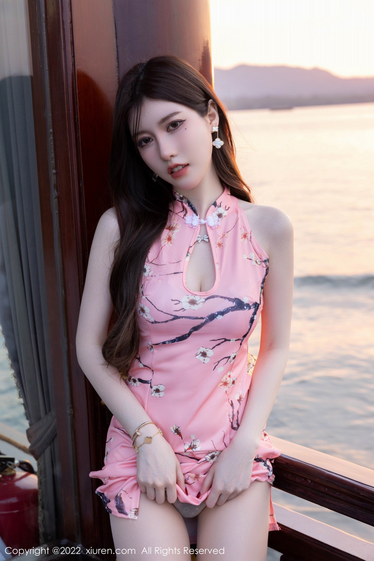 xgyw.top_XiuRen第5515期_模特美桃酱海南心愿旅拍性感粉色旗袍配超薄白丝勾魂诱惑写真73P