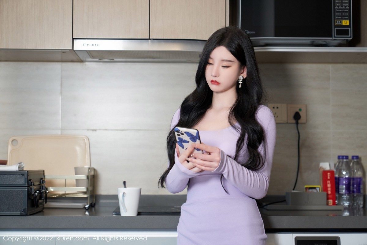 xgyw.top_XiuRen第5501期_女神周于希Sally性感紫色收身连衣短裙配闪亮肉丝迷人诱惑写真83P