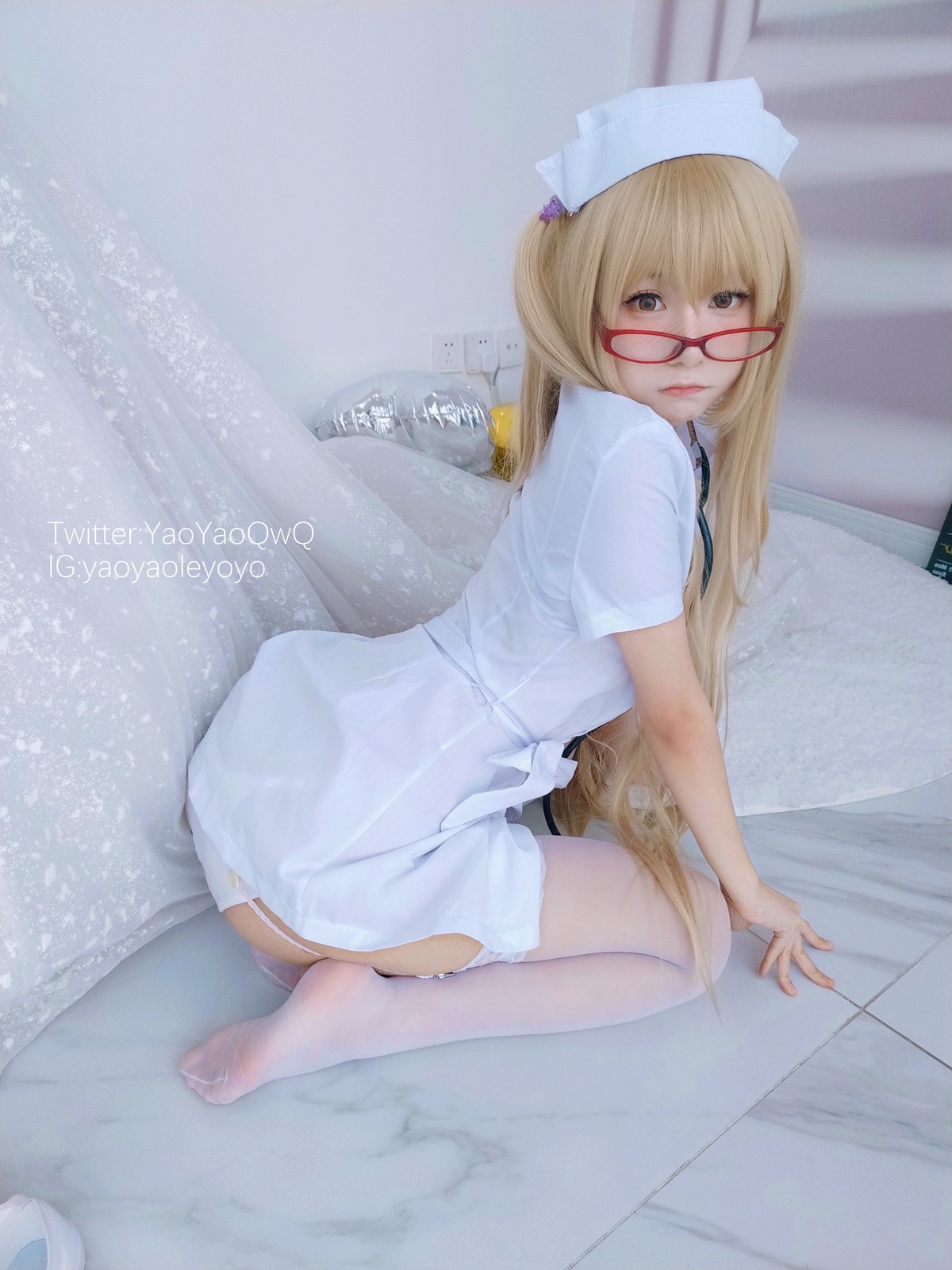 xgyw.top_网络美女软妹摇摇乐治愈不愉快主题私房护士装半脱露白色蕾丝吊袜诱惑写真89P
