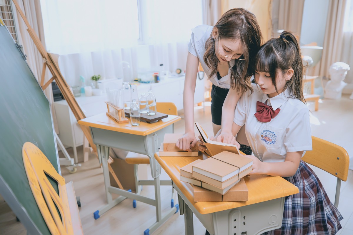 xgyw.top_萝莉美女神楽板真冬百合教室主题教室里师生情主题性感白T配黑丝袜诱惑写真150P