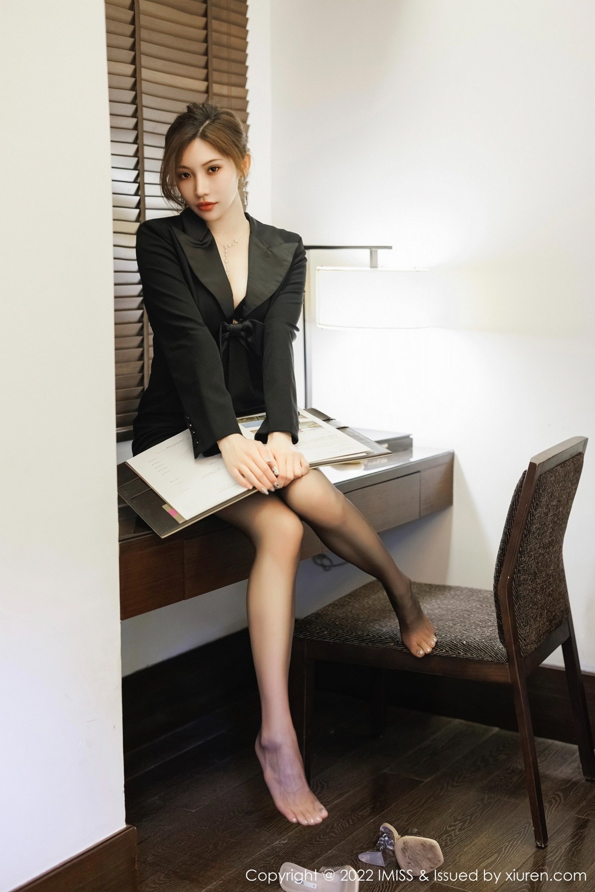 xgyw.top_[IMISS爱蜜社]Vol.695_女神小狐狸Kathryn性感黑色职业装半脱露黑色内衣迷人诱惑写真54P