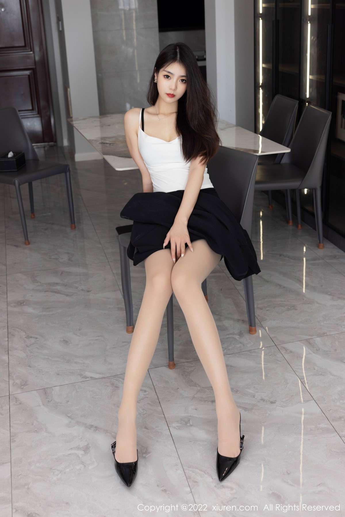 xgyw.top_XiuRen第5530期_模特可乐Vicky性感白T配黑短裙露超薄肉丝秀翘臀美腿诱惑写真63P