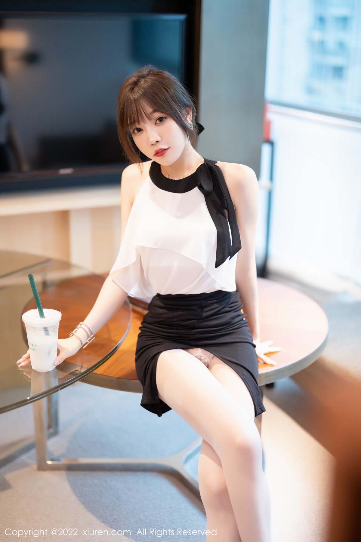 xgyw.top_XiuRen第5500期_女神徐莉芝Booty性感服饰配黑短裙露白色内衣原色丝袜诱惑写真80P