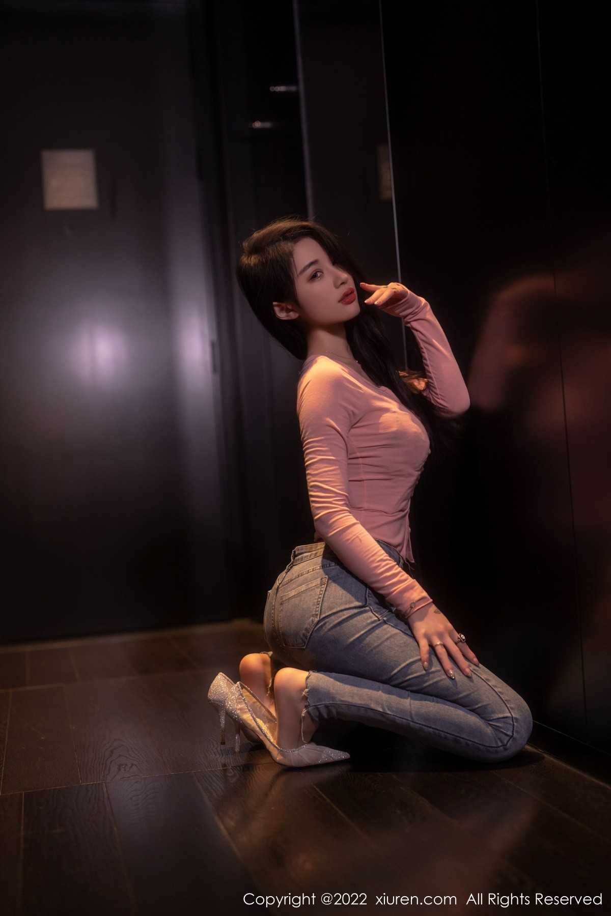 xgyw.top_XiuRen第5506期_模特美七Mia西双版纳旅拍粉色上衣配牛仔裤露性感内衣诱惑写真65P