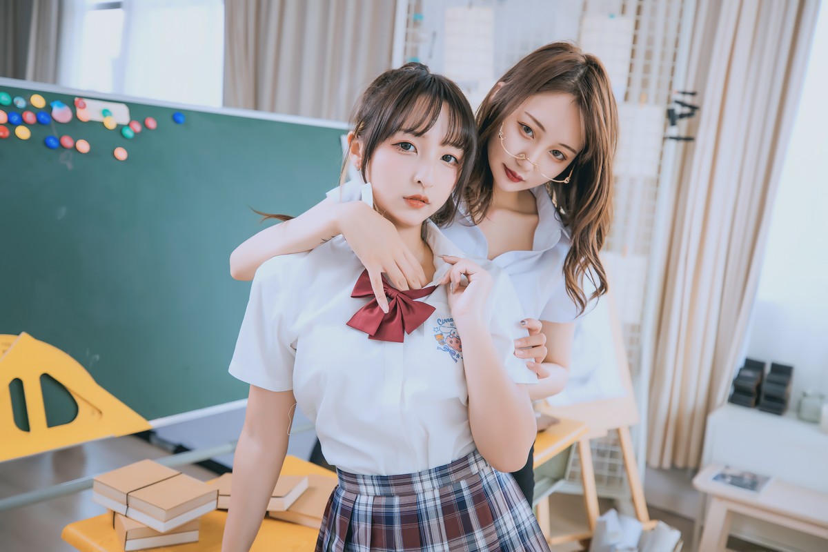 xgyw.top_萝莉美女神楽板真冬百合教室主题教室里师生情主题性感白T配黑丝袜诱惑写真150P
