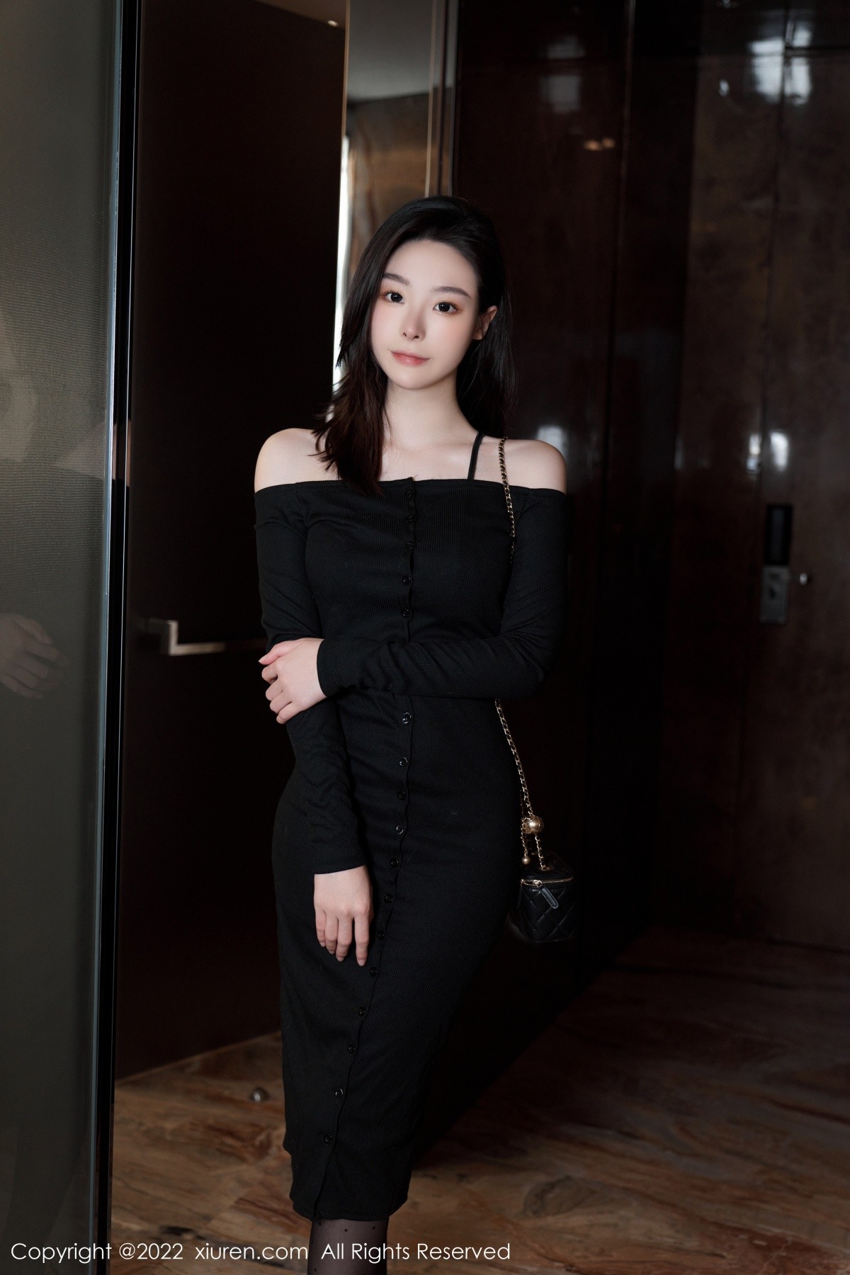 xgyw.top_XiuRen第5529期_模特是小逗逗心愿旅拍脱黑色露肩连衣长裙露蕾丝内衣诱惑写真92P