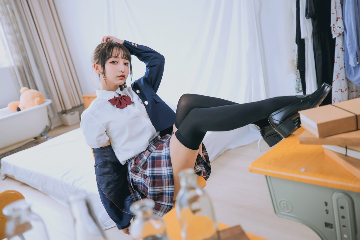 xgyw.top_萝莉美女神楽板真冬百合教室主题教室里师生情主题性感白T配黑丝袜诱惑写真150P