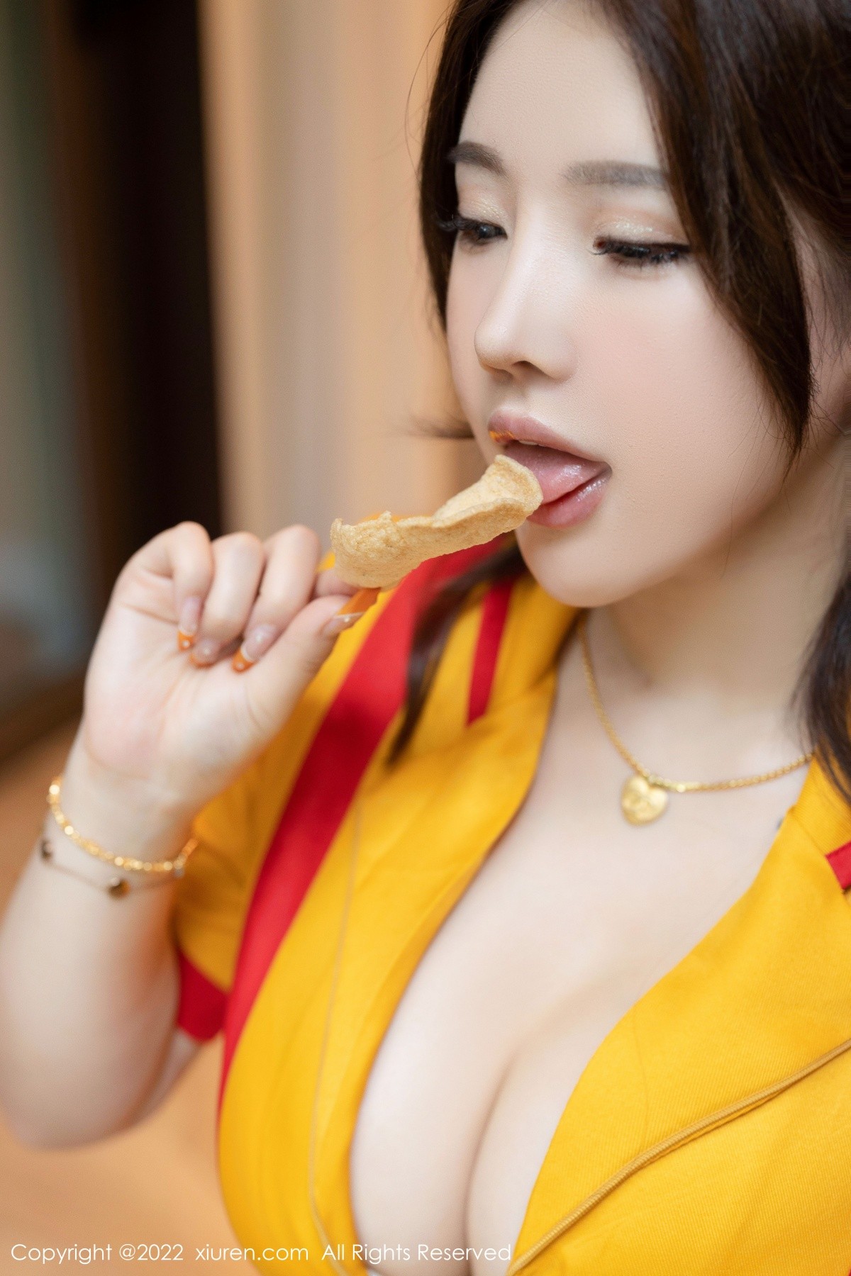 xgyw.top_XiuRen第5509期_模特小海臀Rena海南旅拍服务员制服秀丰满身材撩人诱惑写真56P
