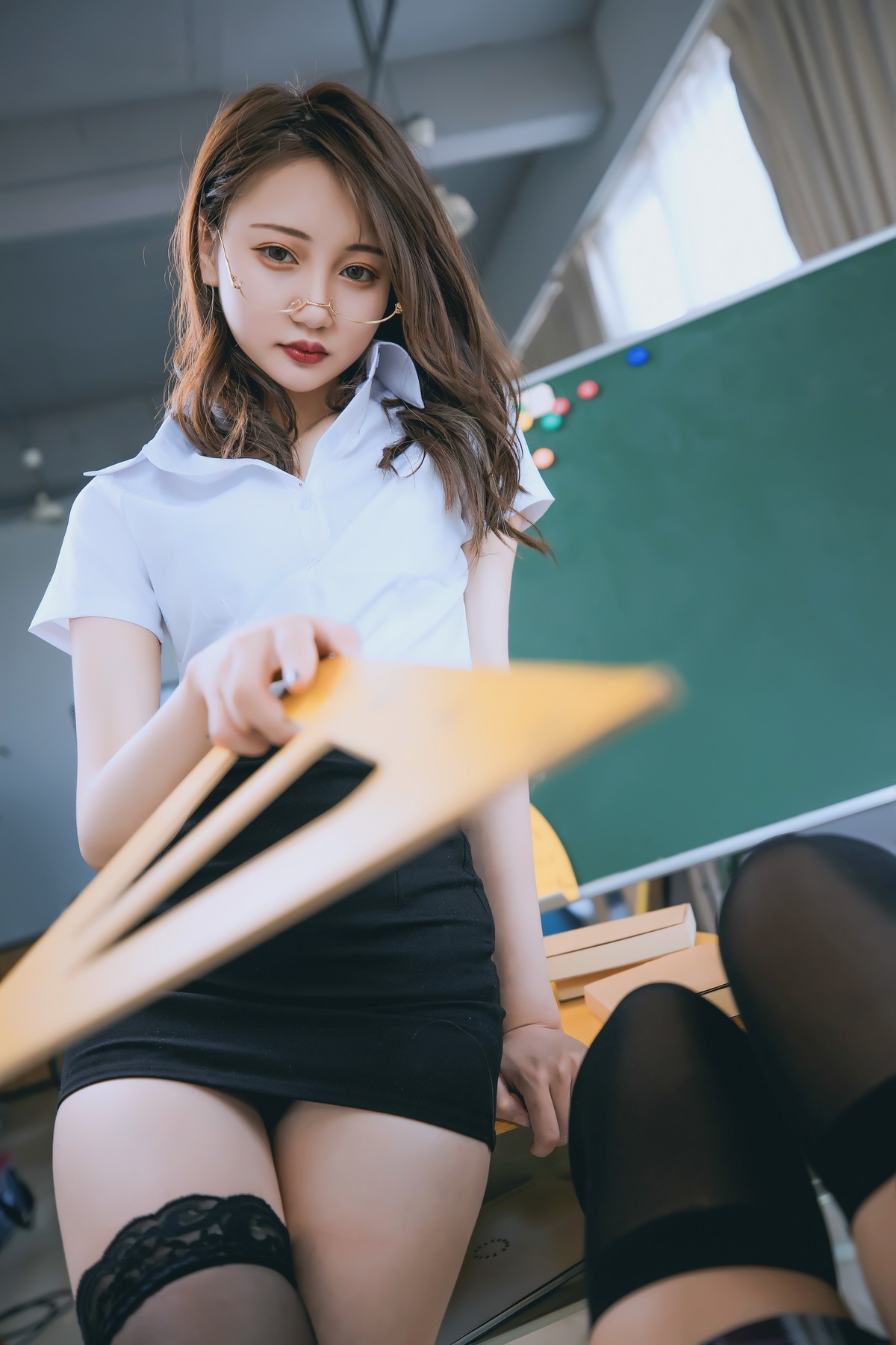 xgyw.top_萝莉美女神楽板真冬百合教室主题教室里师生情主题性感白T配黑丝袜诱惑写真150P