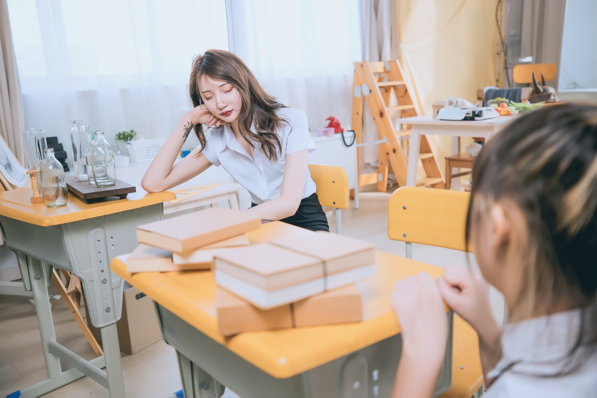 xgyw.top_萝莉美女神楽板真冬百合教室主题教室里师生情主题性感白T配黑丝袜诱惑写真150P