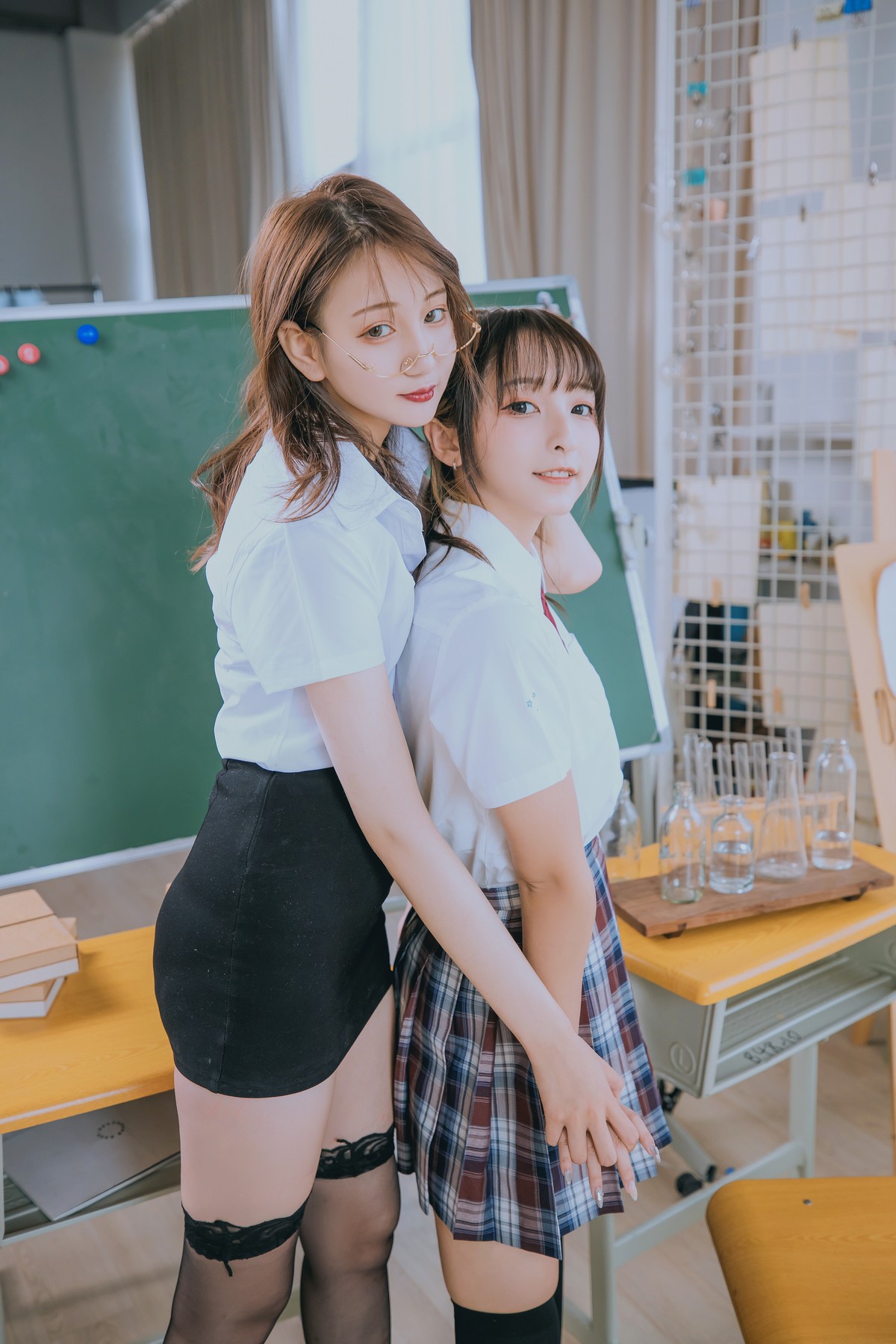 xgyw.top_萝莉美女神楽板真冬百合教室主题教室里师生情主题性感白T配黑丝袜诱惑写真150P