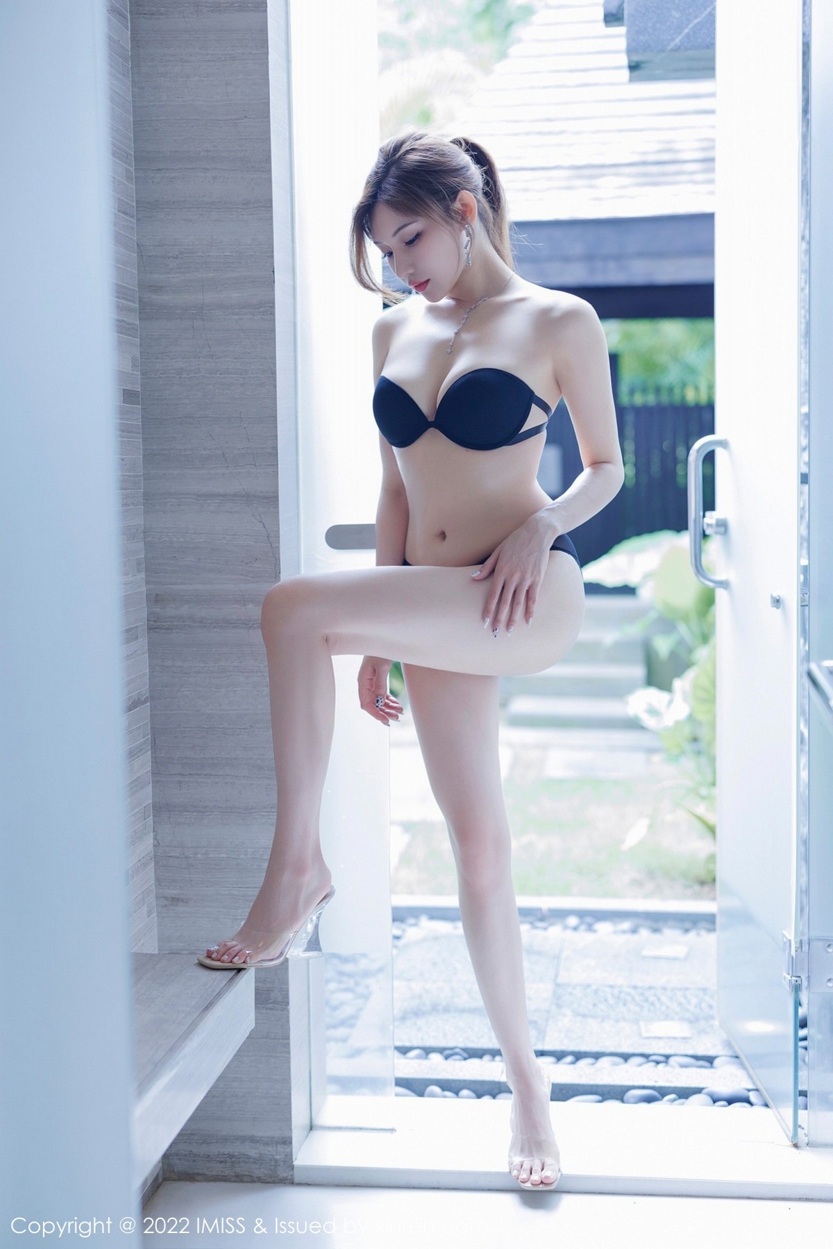 xgyw.top_[IMISS爱蜜社]Vol.695_女神小狐狸Kathryn性感黑色职业装半脱露黑色内衣迷人诱惑写真54P