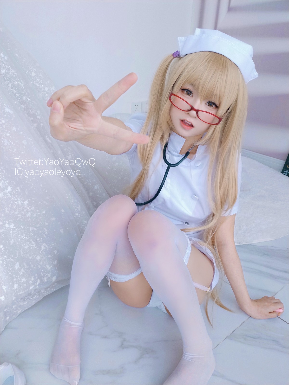 xgyw.top_网络美女软妹摇摇乐治愈不愉快主题私房护士装半脱露白色蕾丝吊袜诱惑写真89P