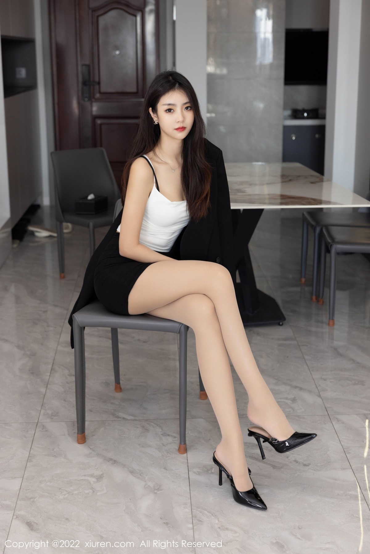 xgyw.top_XiuRen第5530期_模特可乐Vicky性感白T配黑短裙露超薄肉丝秀翘臀美腿诱惑写真63P
