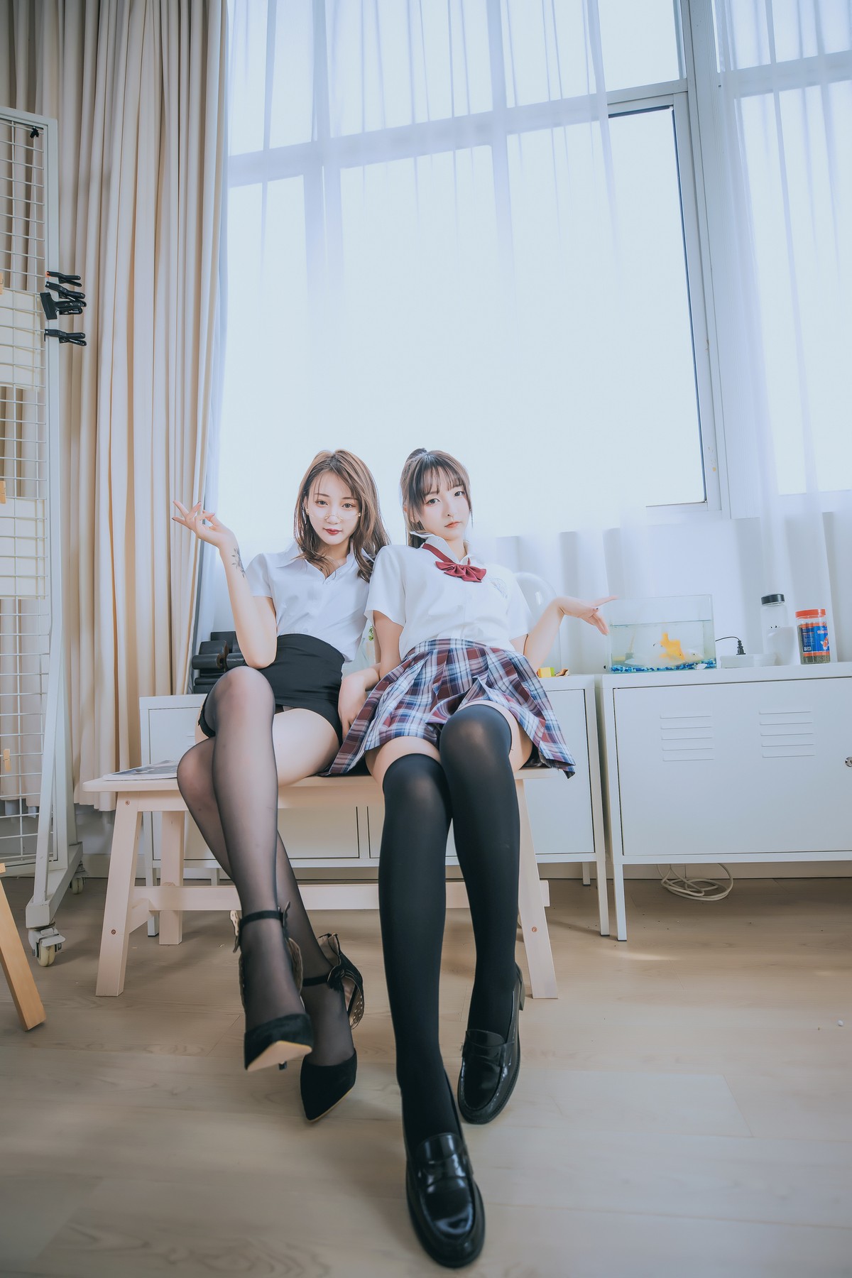 xgyw.top_萝莉美女神楽板真冬百合教室主题教室里师生情主题性感白T配黑丝袜诱惑写真150P